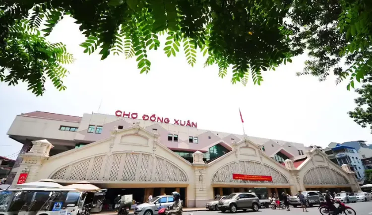 Hanoi Old Quarter - dong xuan market