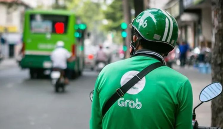 hanoi traffic- grab taxi
