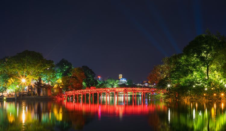 Best Free Walking Tour Hanoi-hoan kiem lake