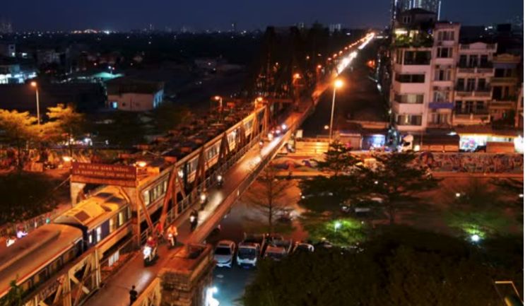 nightlife in hanoi -long bien at night
