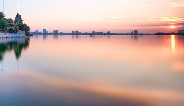 nightlife in hanoi -west lake