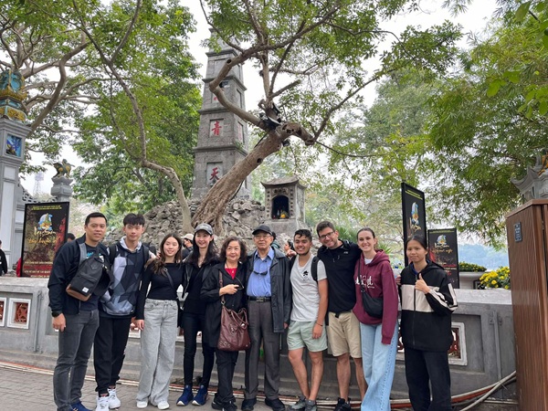 religions - vietnamese customs