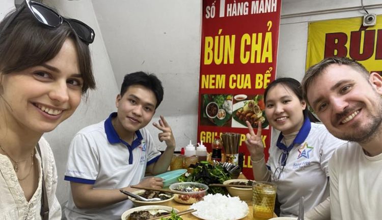 free private tour guide hanoi walking tour - lunch time