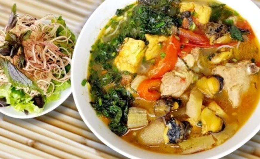 best foods in hanoi - Snail & Crab Noodle Soup with Tofu and braised Plantains cau dong
