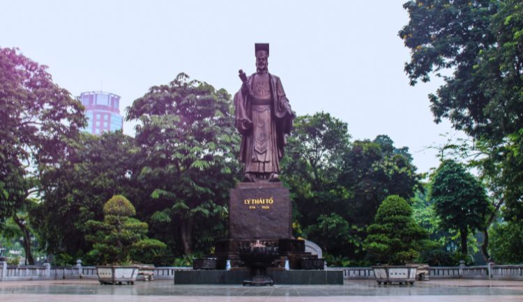 ly thai to statue hanoi