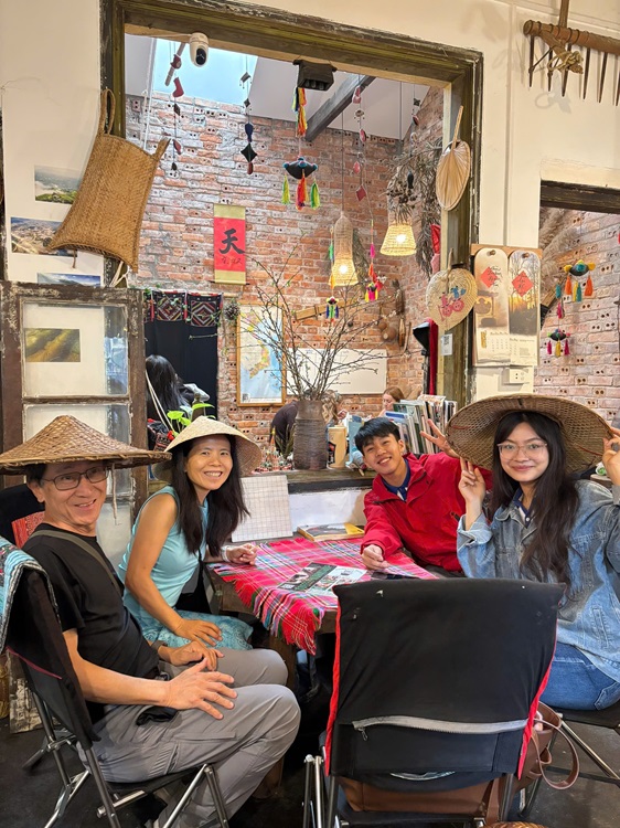 hanoi free private tour guide ) red envelope tradition