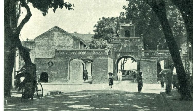 history of Resilience of the old city gate hanoi