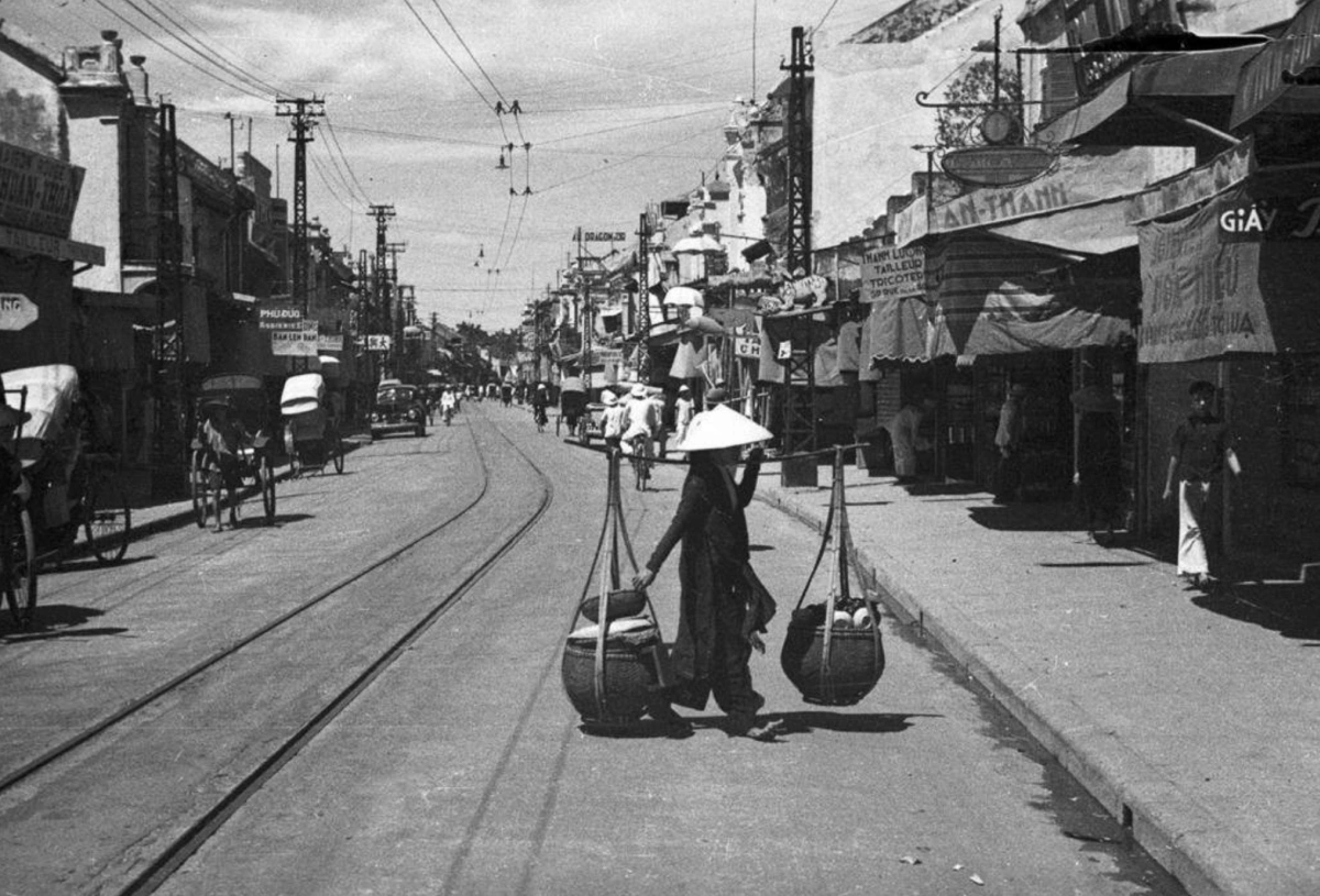 A street vendor on Hang Dao Street, circa 1940-1941