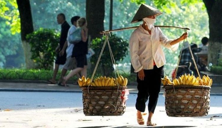 How street vendors operate in modern Hanoi