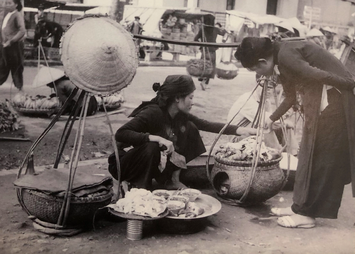 street vendor at dong xuan market in 1925