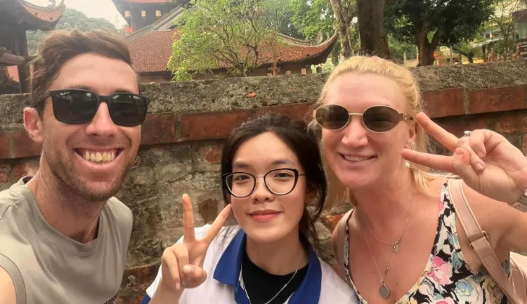 Free Tour vs Paid Tour Hanoi - free local guide