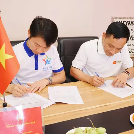 Signing Ceremony - hanoi free private tour guide vs vua dep lop