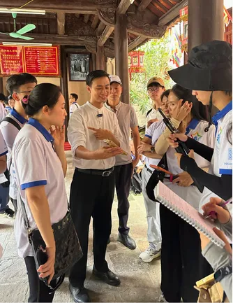 Gom But Bat Trang vs Hanoi Free Private Tour Guide mission