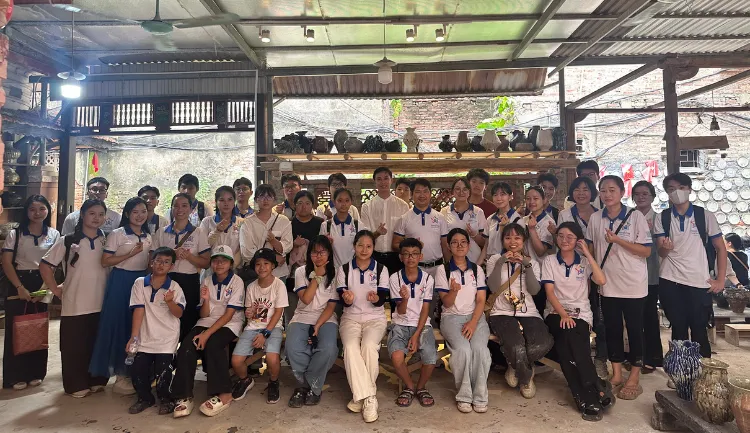 Gom But Bat Trang vs Hanoi Free Private Tour Guide