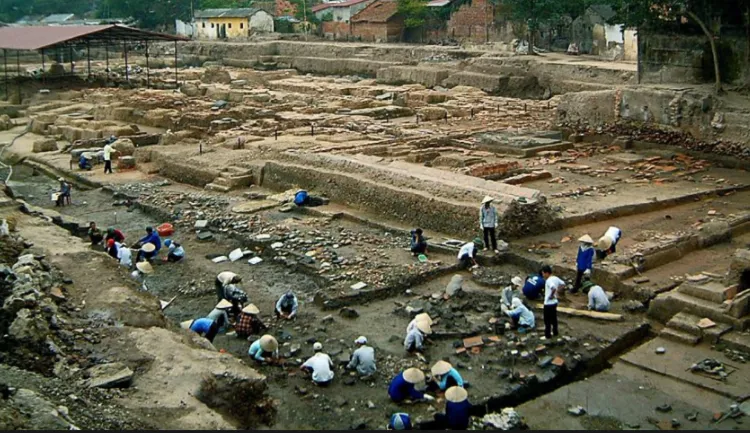 Why was the 18 Hoang Dieu Archaeological Site Discovered