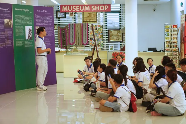 training free tour guide at Vietnam Women's Museum